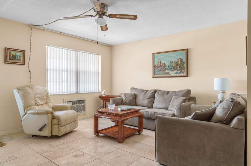 1 bedroom Stock Cooperative at 2106 NE 56th Court #204, Carlton Terrace North, Fort Lauderdale — photo 4