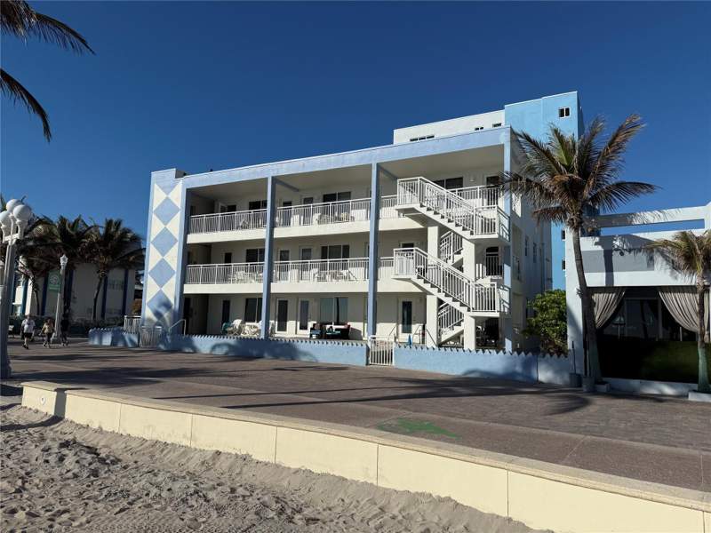1 bedroom Stock Cooperative at 310 S Broadwalk #3b, Virginia St Co-Op, Hollywood — photo 3