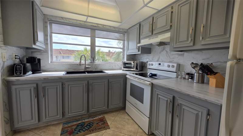 1 bedroom Condominium at 4047 NW 16th Street #302, majestic gardens, Fort Lauderdale — photo 2