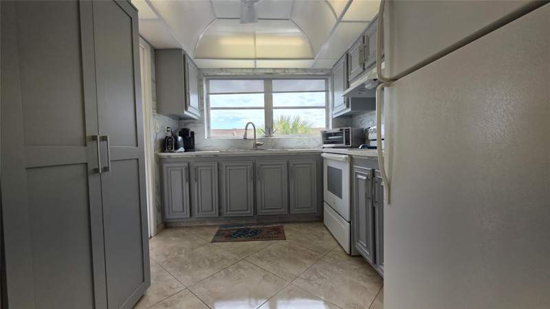 1 bedroom Condominium at 4047 NW 16th Street #302, majestic gardens, Fort Lauderdale — photo 3