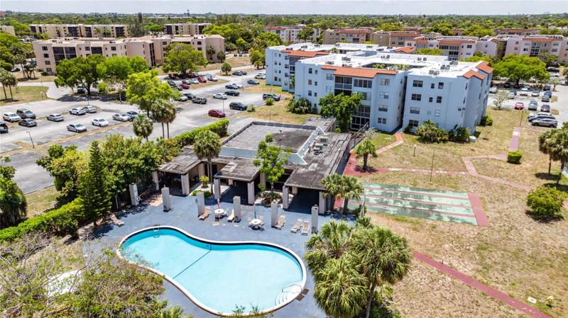 2 bedroom Condominium at 2800 Somerset Drive #218j, Somerset At Lauderdale La, Lauderdale Lakes — photo 2
