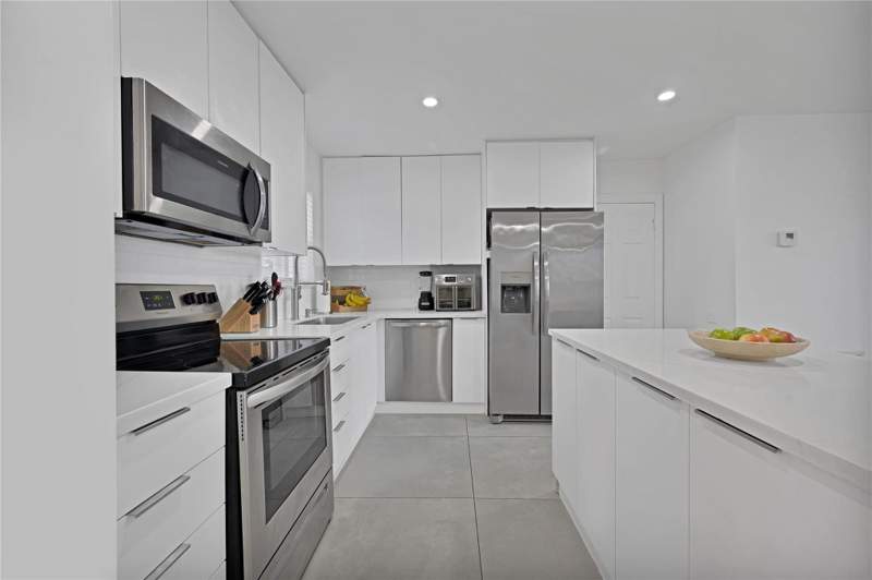 3 bedroom Single Family Residence at 300 SW 65th Way, Boulevard Heights Sec Ten, Pembroke Pines — photo 5