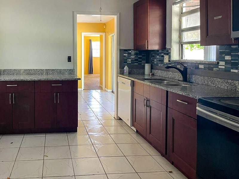 3 bedroom Single Family Residence at 2421 NW 63rd Avenue, Sunrise Golf Village, Sunrise — photo 3