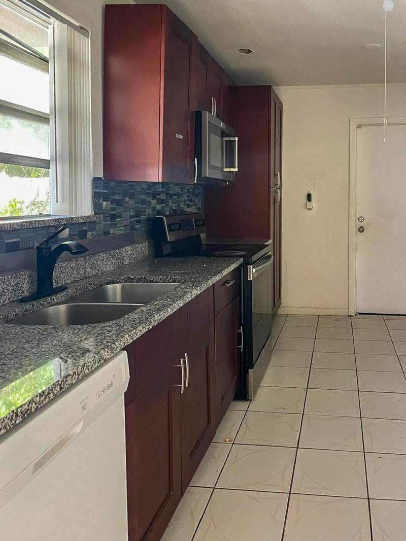 3 bedroom Single Family Residence at 2421 NW 63rd Avenue, Sunrise Golf Village, Sunrise — photo 4