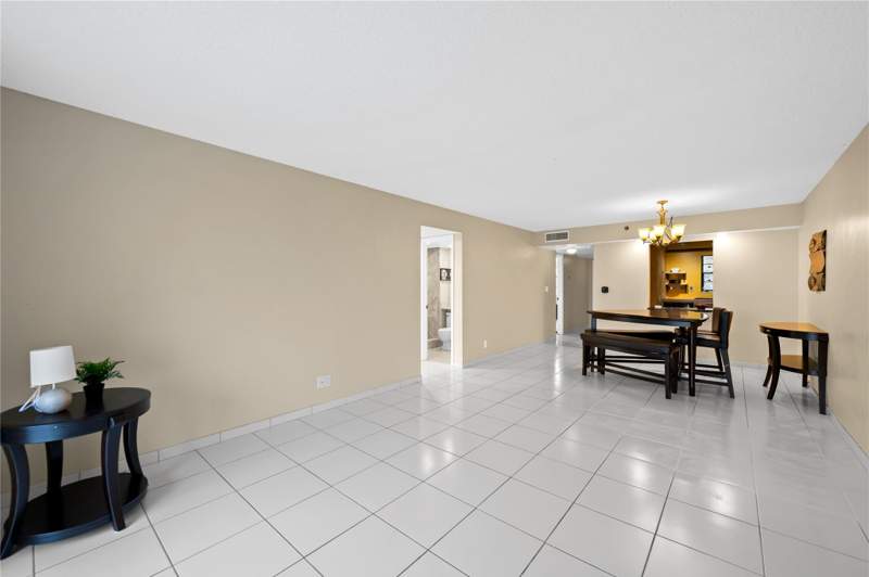 2 bedroom Condominium at 3300 W Rolling Hills Circle #610, Rolling Hills Condominium, Davie — photo 4