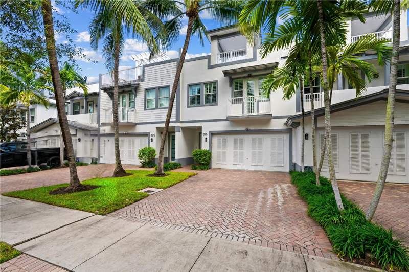 4 bedroom Townhouse at 218 NE 15th Avenue #218, Island Enclave, Fort Lauderdale — photo 2