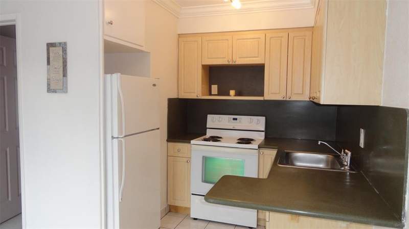 1 bedroom Stock Cooperative at 2211 Lincoln Street #11, Lincoln Garden Co-Op, Hollywood — photo 2