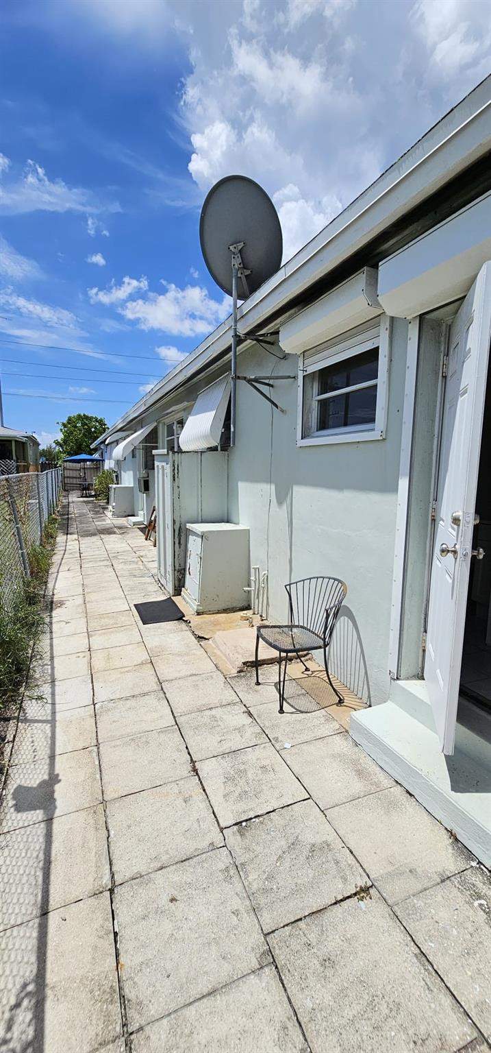 1 bedroom Stock Cooperative at 2211 Lincoln Street #11, Lincoln Garden Co-Op, Hollywood — photo 5