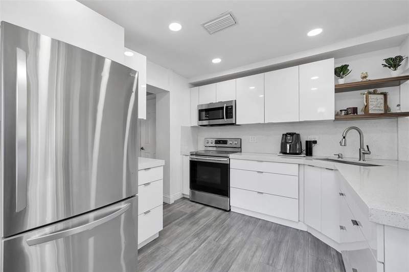 3 bedroom Single Family Residence at 2535 Sherman Street, Hollywood Park 4-19 B, Hollywood — photo 2