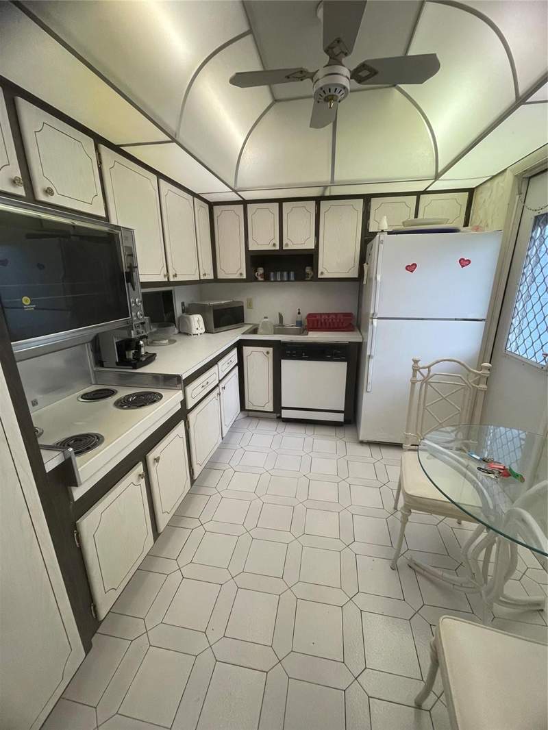 2 bedroom Condominium at 604 NE 2nd Street #231, Danians North Condo, Dania Beach — photo 2