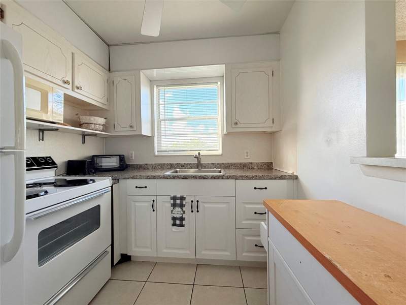 1 bedroom Condominium at 204 Oakridge M #204, Century Village, Deerfield Beach — photo 5