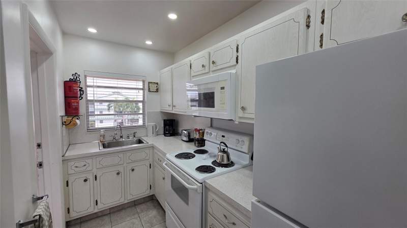 1 bedroom Condominium at 5300 Washington Street #L338, beverly hills, Hollywood — photo 2