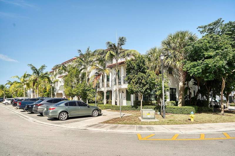 3 bedroom Townhouse at 11303 SW 15th Street, Raintree, Pembroke Pines — photo 3