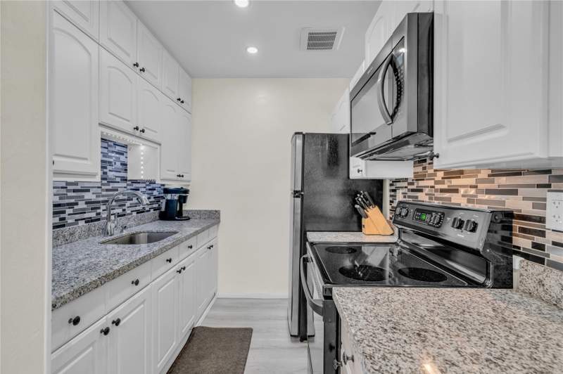 1 bedroom Stock Cooperative at 1050 SW 11th Street #1L, Ro-Len Lakes, Hallandale Beach — photo 3