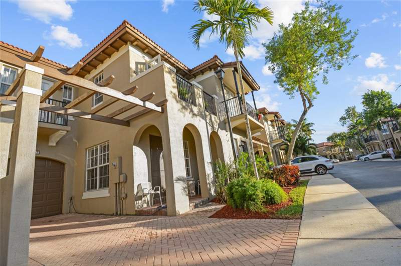 3 bedroom Townhouse at 6927 Julia Gardens Drive, Julia Gardens, Coconut Creek — photo 2