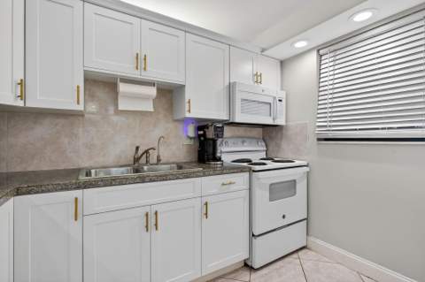 2314 S Cypress Bend Drive #114, Pompano Beach FL - photo 9 of 38