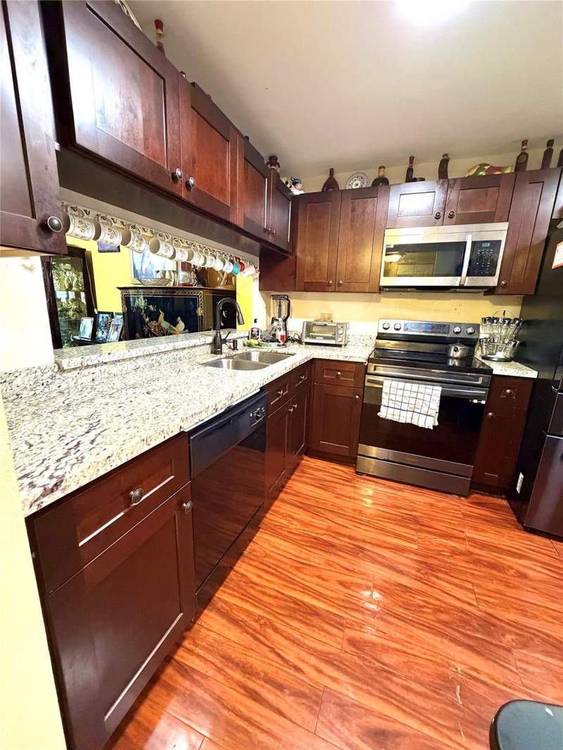 2 bedroom Condominium at 6575 W Oakland Park Boulevard #202, Isles of Inverrary, Lauderhill — photo 3
