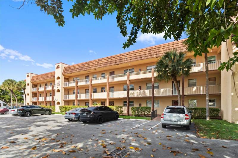 1 bedroom Condominium at 2720 N Pine Island Road #307, sunrise lakes phase 3, Sunrise — photo 2