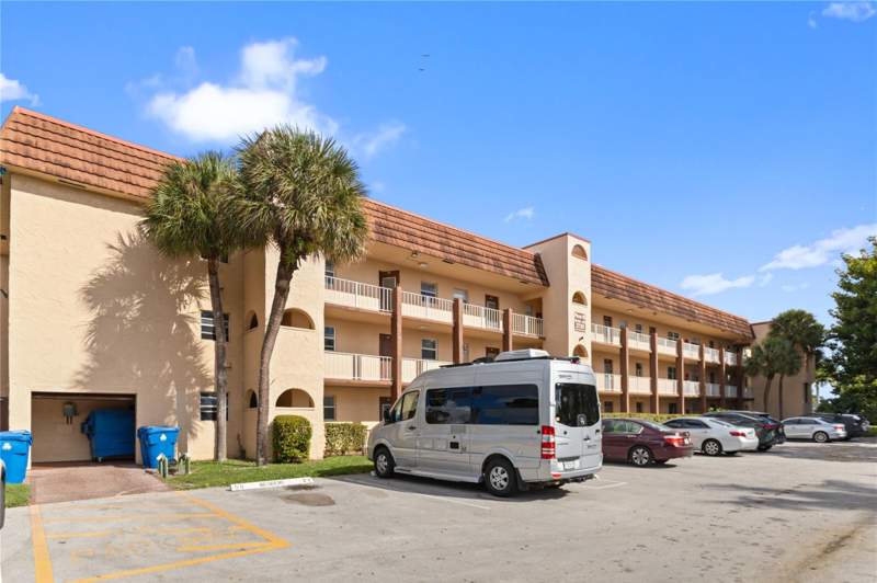1 bedroom Condominium at 2720 N Pine Island Road #307, sunrise lakes phase 3, Sunrise — photo 4
