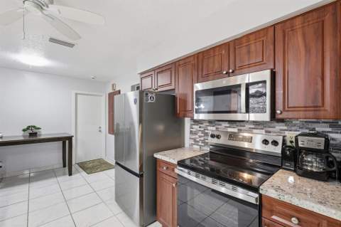 9407 NW 70th Place, Tamarac FL - photo 9 of 47