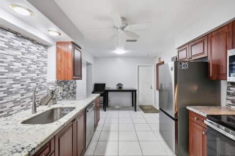 9407 NW 70th Place, Tamarac FL - photo 10 of 47