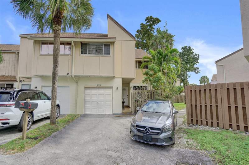 4 bedroom Townhouse at 8226 NW 8th Place #6, Townhouses At Jacaranda, Fort Lauderdale — photo 2