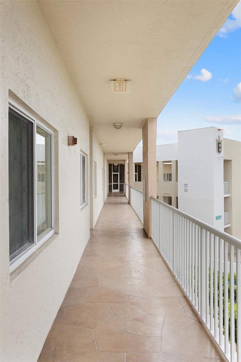 2 bedroom Condominium at 9551 Weldon Circle #404, Kings Pointe, Fort Lauderdale — photo 4