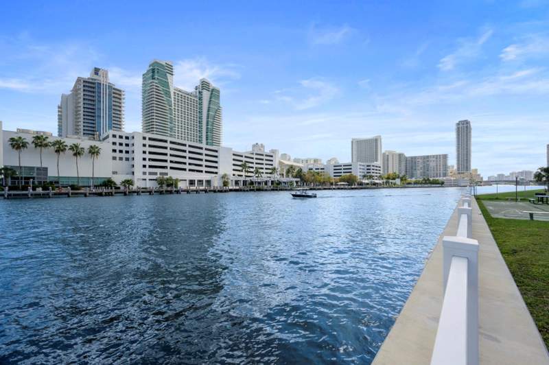 1 bedroom Condominium at 600 Parkview Drive #1111 (Ph11), The Towers of Oceanview, Hallandale Beach — photo 2