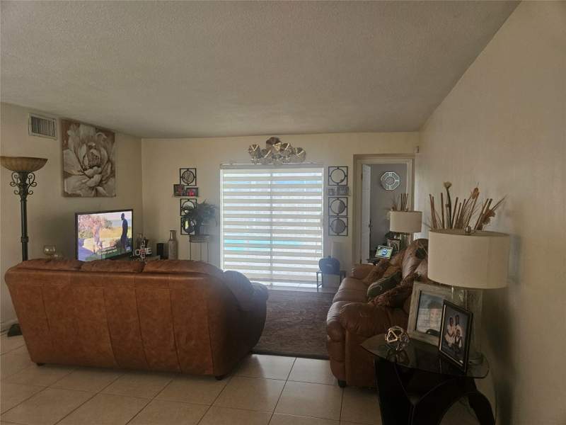 3 bedroom Single Family Residence at 7733 Embassy Boulevard, Miramar Park Third Add 61, Miramar — photo 3