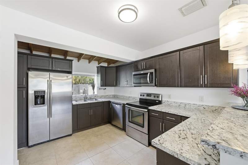 2 bedroom Single Family Residence at 1435 SW 5th Court, Riverside Park, Fort Lauderdale — photo 4
