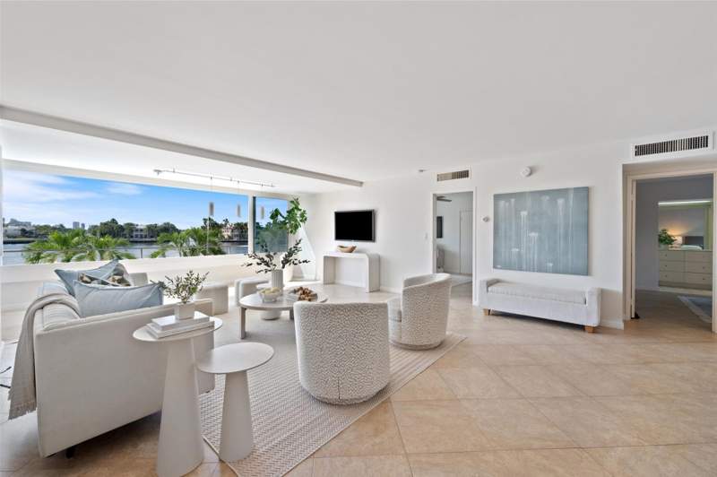 2 bedroom Stock Cooperative at 215 N Birch Road #2b, The Versailles, Fort Lauderdale — photo 2