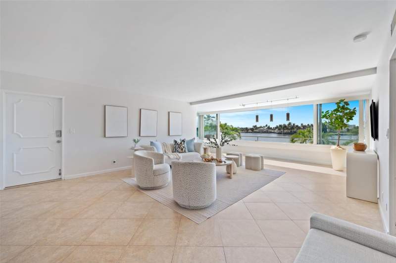2 bedroom Stock Cooperative at 215 N Birch Road #2b, The Versailles, Fort Lauderdale — photo 3