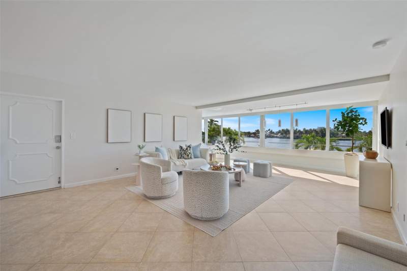 2 bedroom Stock Cooperative at 215 N Birch Road #2b, The Versailles, Fort Lauderdale — photo 4