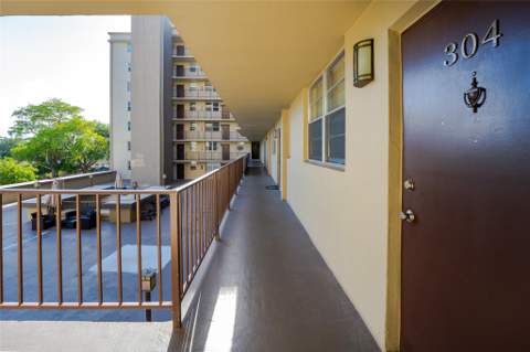1811 Jefferson Street #304, Hollywood FL - photo 8 of 31