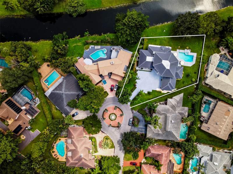 5 bedroom Single Family Residence at 10038 Vestal Place, Maple Wood, Coral Springs — photo 2
