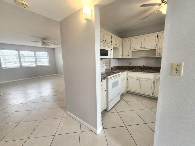 1 bedroom Condominium at 2223 Park Lane #105, Sheridan Lakes Condo Apts No 7, Hollywood — photo 4