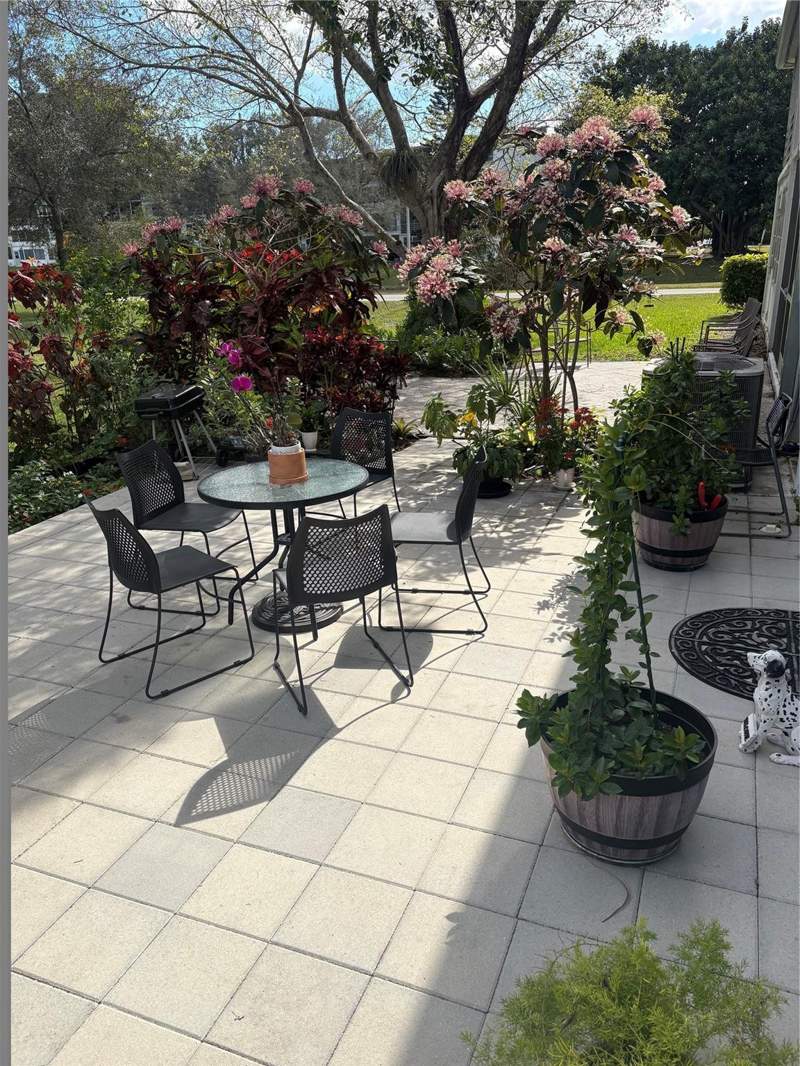 2 bedroom Condominium at 211 N Oakridge #211, Oakridge N/Century Villge, Deerfield Beach — photo 3