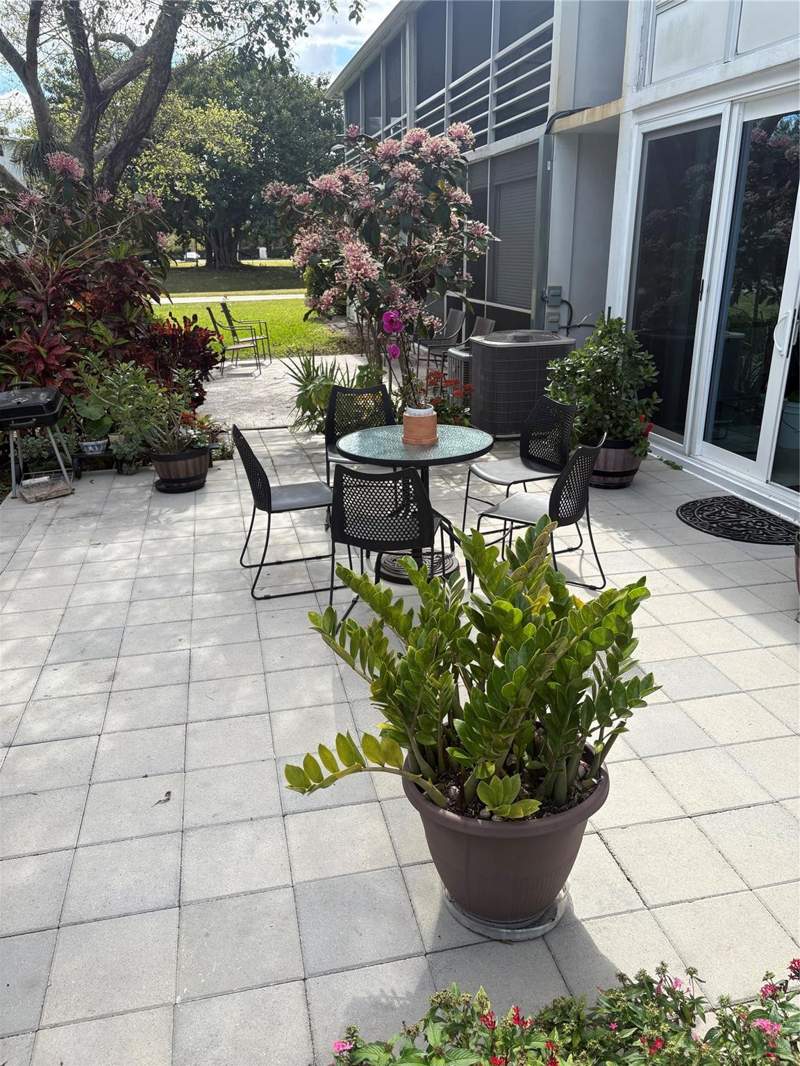 2 bedroom Condominium at 211 N Oakridge #211, Oakridge N/Century Villge, Deerfield Beach — photo 5