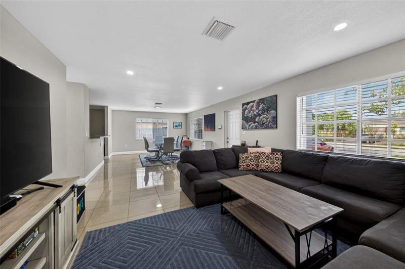 3 bedroom Single Family Residence at 348 NW 40th Court, Prospect Gardens 22-26 B, Oakland Park — photo 3