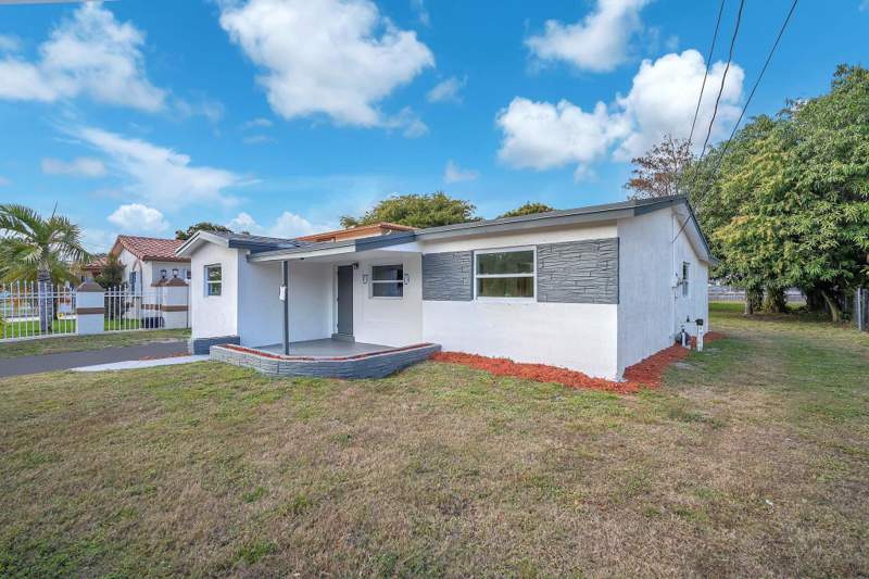 5 bedroom Single Family Residence at 3531 NW 9th Court, Plaza Estates 3rd Sec 48-, Lauderhill — photo 3