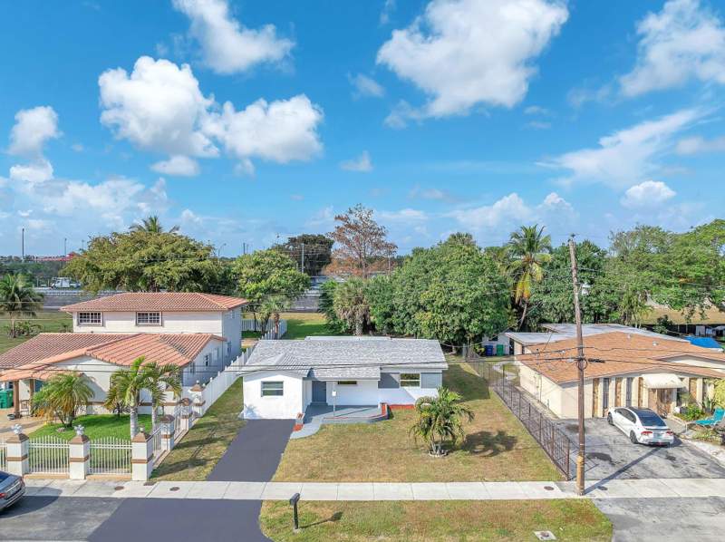 5 bedroom Single Family Residence at 3531 NW 9th Court, Plaza Estates 3rd Sec 48-, Lauderhill — photo 4
