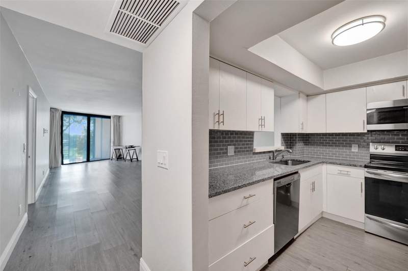1 bedroom Condominium at 3800 N Hills Drive #412, Emerald Hill Country Club, Hollywood — photo 5