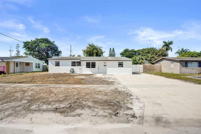 4 bedroom Single Family Residence at 1437 SW 1st Avenue, Coral Manor, Deerfield Beach — photo 2