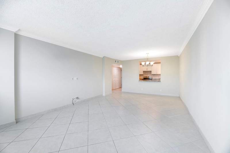 2 bedroom Condominium at 3800 N Hills Drive #402, Emerald Hills Cc, Hollywood — photo 5