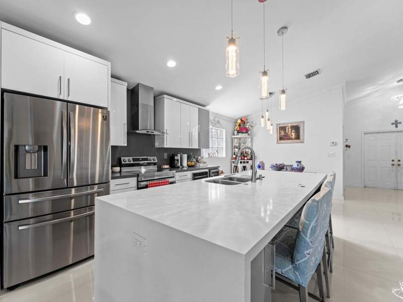 3 bedroom Single Family Residence at 181 SW 203rd Avenue, CRYSTAL POINTE, Pembroke Pines — photo 2