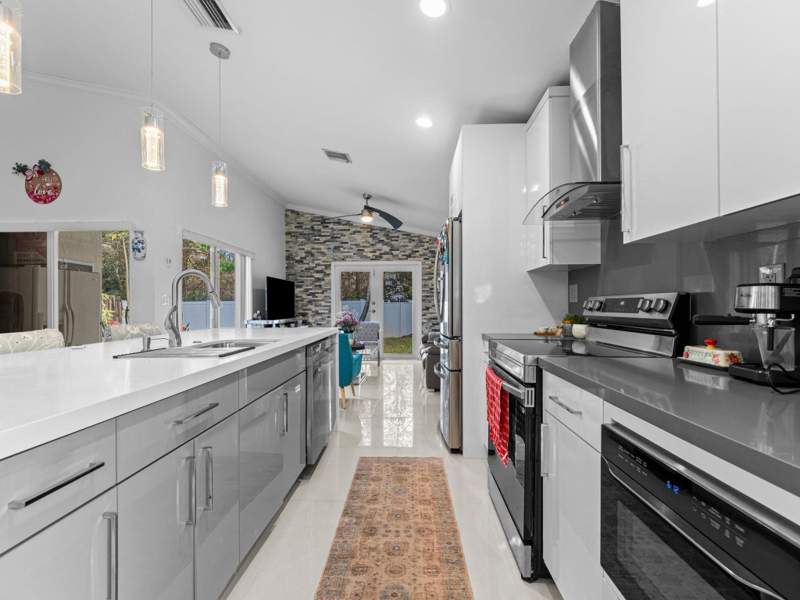 3 bedroom Single Family Residence at 181 SW 203rd Avenue, CRYSTAL POINTE, Pembroke Pines — photo 4