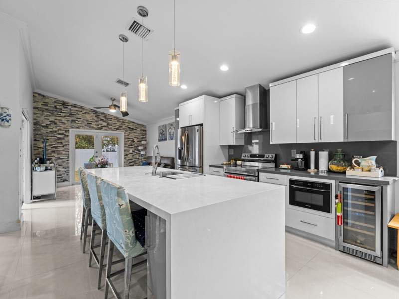 3 bedroom Single Family Residence at 181 SW 203rd Avenue, CRYSTAL POINTE, Pembroke Pines — photo 3