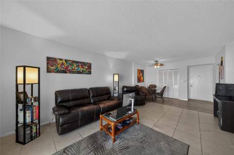4400 Hillcrest Drive #704, Hollywood FL - photo 10 of 23