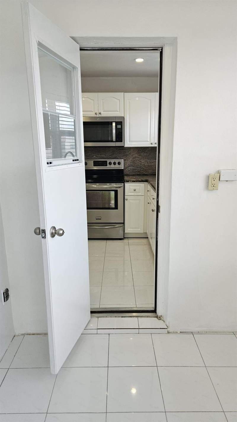 2 bedroom Condominium at 4042 NW 19th Street #F411, Majestic, Fort Lauderdale — photo 4