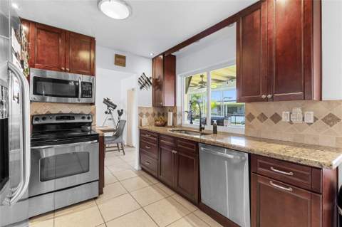 5607 NW 49th Avenue, Tamarac FL - photo 8 of 30